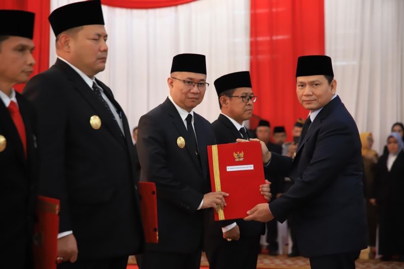 Penjabat (Pj) Gubernur Sumatera Selatan Elek Setiadi mengukuhkan Penjabat Sementara (Pjs) Bupati Ogan Komering Ulu (OKU) Timur, Musi Rawas, dan Ogan llir, di Griya Agung Palembang, Selasa (24/9/2024). (ANTARA/HO/Pemprov Sumsel)
