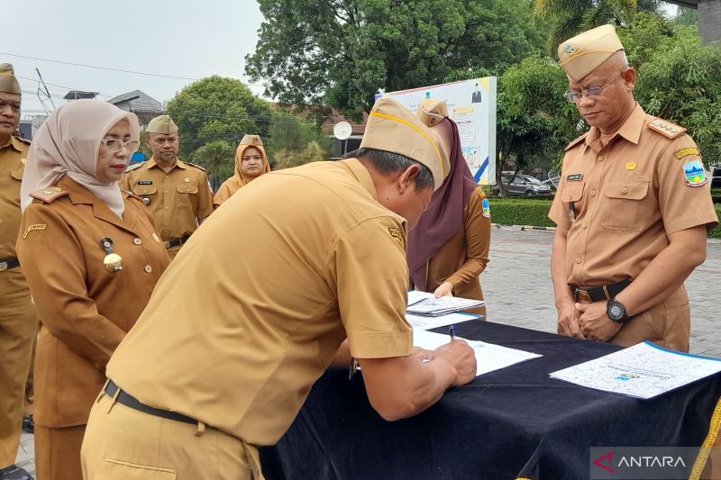 Sejumlah ASN menandatangani pakta integritas netralitas ASN di lapangan Sekretariat Daerah Kabupaten Garut, Jawa Barat, Selasa (24/9/2024). ANTARA/Feri Purnama.