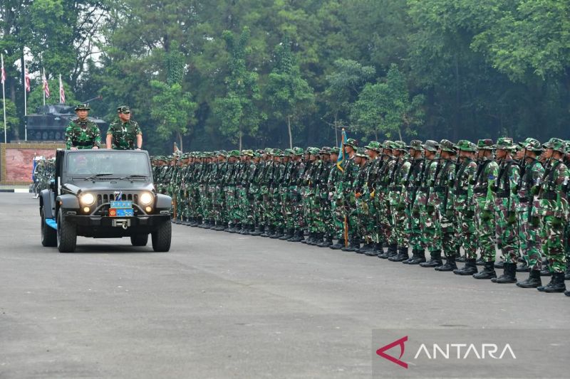 Kepala Staf TNI Angkatan Laut (KSAL) Laksamana TNI Muhammad Ali (dua kiri) memeriksa pasukan saat apel kesiapan HUT Ke-79 TNI di Bumi Marinir Cilandak, Jakarta, Selasa (24/9/2024). ANTARA/HO-Dinas Penerangan TNI Angkatan Laut.