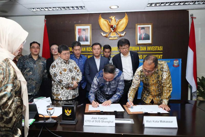 Wali Kota Makassar Moh Ramdhan Pomanto (kanan) saat penandatanganan perjanjian kerja sama Pengolahan Sampah Menjadi Energi Listrik (PSEL) Kota Makassar bersama pihak ketiga di Jakarta, Selasa (24/9/2024). ANTARA/HO/Pemkot Makassar