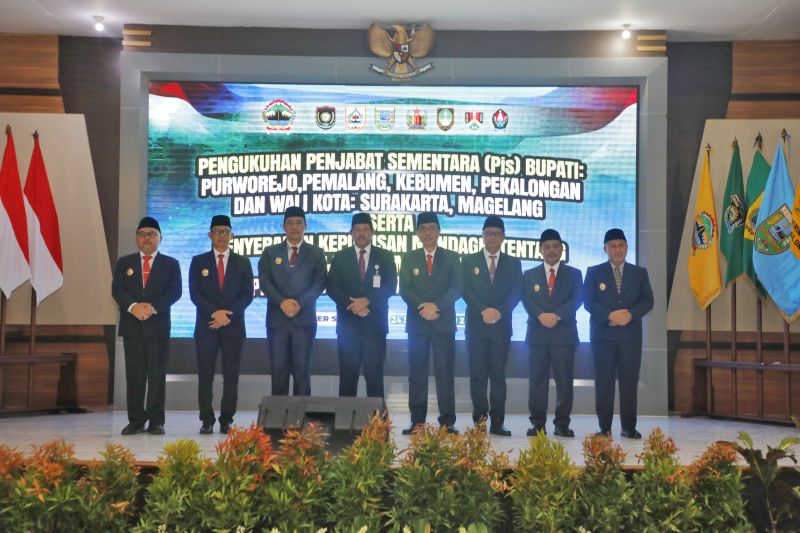Penjabat Gubernur Jawa Tengah Nana Sudjana bersama pada penjabat sementara (pjs.) bupati dan wali kota yang baru saja dikukuhkannya di Wisma Perdamaian Semarang, Jateng, Selasa (24/9/2024). ANTARA/HO-Pemprov Jateng