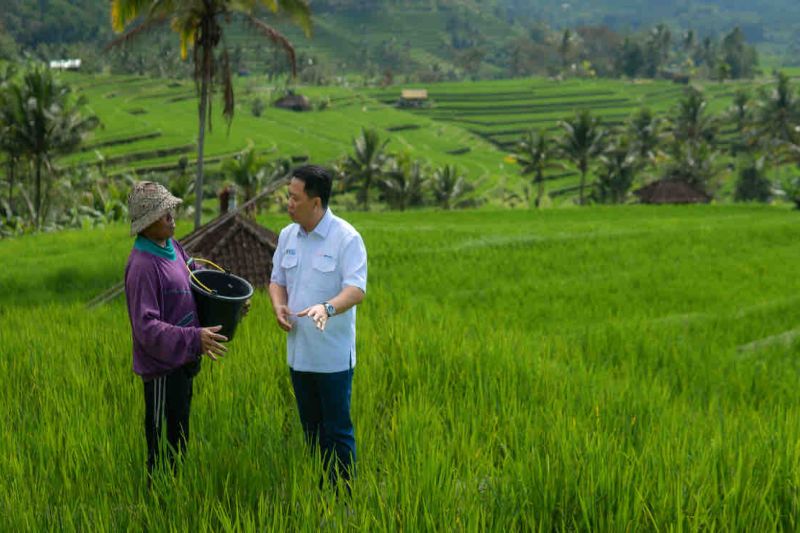 Direktur Utama Pupuk Kaltim Budi Wahju Soesilo berinteraksi dengan petani. ANTARA/HO-Humas PT Pupuk Kaltim