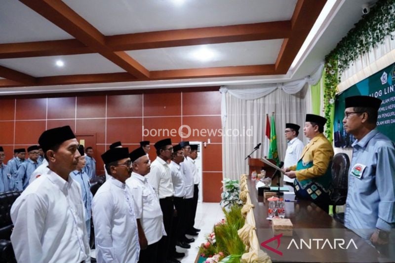 Kepala Kanwil Kemenag Kalsel H Muhammad Tambrin saat mengukuhkan pengurus desa sadar kerukunan di Desa Kolam Kiri Dalam, Barito Kuala di Kantor Kemenag Barito Kuala pada 23 September 2024. (ANTARA/HO-Kenenag Kalsel)