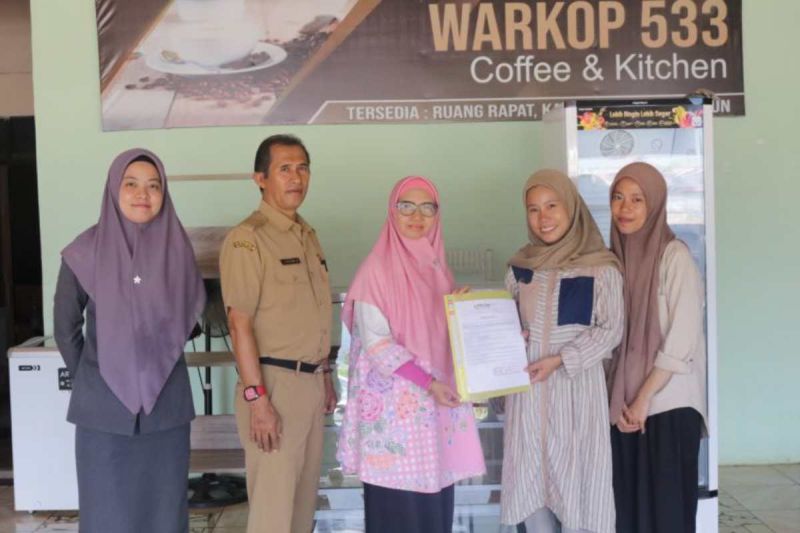 Pegawai Dinas Perdagangan, Koperasi, UKM dan Perindustrian (Dagkop-UKMP) Luwu Timur mendampingi tim audit pengurus Lembaga Pengkajian Pangan Obat-Obatan dan Kosmetika (LPPOM) Sulawesi Selatan dalam proses sertifikasi halal untuk usaha-usaha yang ada di wilayah Lutim, Selasa (24/9/2024). ANTARA/HO/Pemkab Lutim