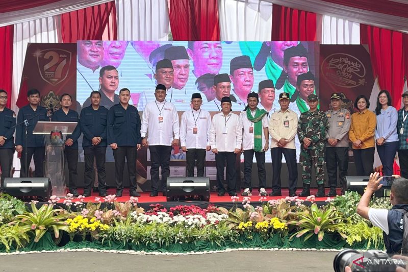 Dua Paslon Pilkada Kabupaten Bogor mendeklarasikan kampanye damai di Kantor KPU, Cibinong, Bogor, Jawa Barat, Selasa (24/9/2024). ANTARA/M Fikri Setiawan.