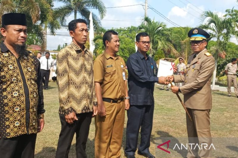 Kanwil BPN Provinsi Babel menyerahkan surat tanah elektronik kepada perwakilan masyarakat. ANTARA/Elza Elvia