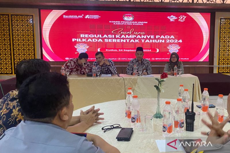 KPU Kudus menggelar sosialisasi SK tentang Penetapan Lokasi Pemasangan APK dan Penetapan Jadwal Kampanye Melalui Metode Rapat Umum Paslon Peserta Pemilihan Bupati dan Wakil Bupati Kudus 2024 di Hotel Kenari Kudus, Selasa (24/9/2024).(ANTARA/Akhmad Nazaruddin Lathif)