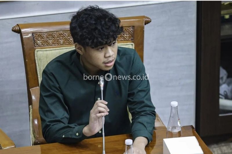 Korban perundungan berinisial RE (16) menyampaikan paparan pada Rapat Dengar Pendapat Umum (RDPU) dengan Komisi III DPR di Komplek Parlemen, Senayan, Jakarta, Selasa (17/9/2024). ANTARA FOTO/Dhemas Reviyanto/nym.
