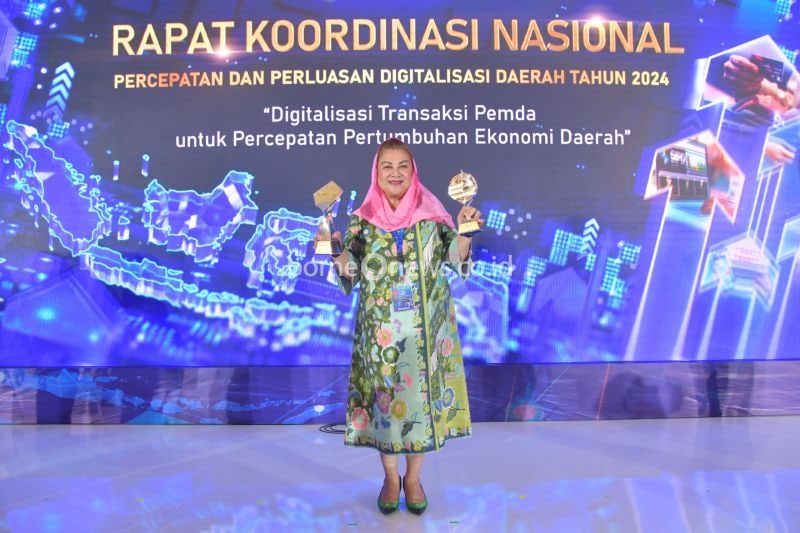 Wali Kota Semarang Hevearita Gunaryanti Rahayu memegang dua trofi penghargaan yang diperoleh pada Rapat Koordinasi Nasional (Rakornas) Percepatan dan Perluasan Digitalisasi Daerah (P2DD) 2024. ANTARA/HO-Pemkot Semarang