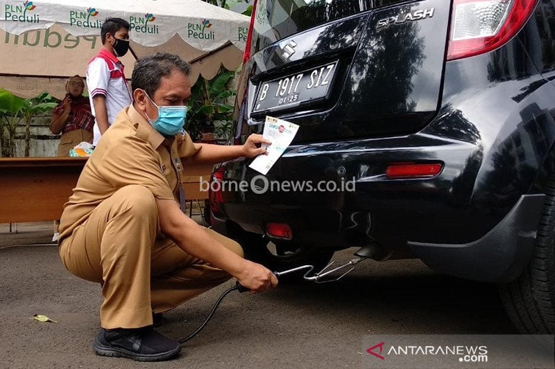 Ilustrasi - Petugas Suku Dinas Lingkungan Hidup Kota Jakarta Selatan melaksanakan pengecekan uji emisi kendaraan di Kantor Sudin LH, Jakarta Selatan. ANTARA/HO-Kominfotik Jakarta Selatan/aa.