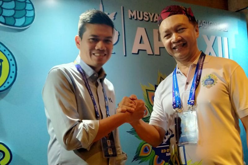Ketua Umum Asosiasi Penyelenggara Jasa Internet Indonesia (APJII) Muhammad Arif (kiri) terpilih kembali untuk periode 2024-2028 di dampingi Ketua Wilayah APJII Jawa Timur, Ayom Rahwana (kanan). ANTARA/Indra Setiawan