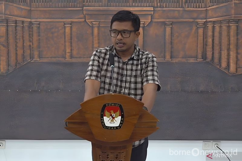 Anggota KPU RI Idham Holik dalam konferensi pers di Kantor KPU RI, Jakarta, Selasa (24/9/2024). ANTARA/Narda Margaretha Sinambela