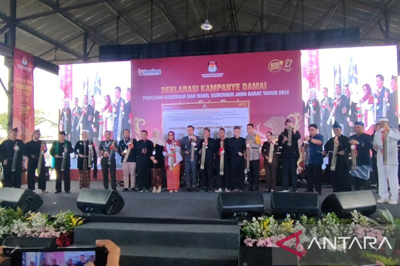Pasangan calon gubernur dan wakil gubernur Jabar bersama KPU Jabar, Bawaslu Jabar dan Forkopimda Jabar mendeklarasikan Pilkada 2024 damai di Bandung, Selasa (24/9/2024). ANTARA/Ricky Prayoga.