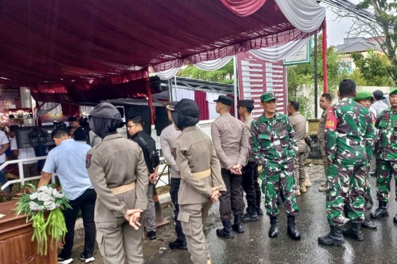 TNI-Polri saat mengamankan proses penetapan nomor urut calon bupati dan wakil bupati HST pada Pilkada 2024 di Barabai, Hulu Sungai Tengah, Kalimantan Selatan, beberapa waktu lalu. (ANTARA/HO-Pendim HST)