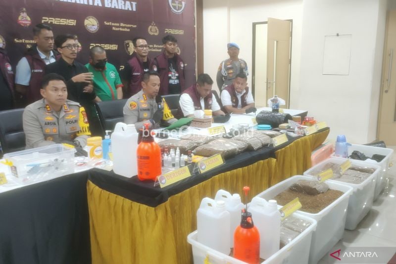 Polisi Ungkap Laboratorium Gelap Tembakau Sintetis di Bekasi