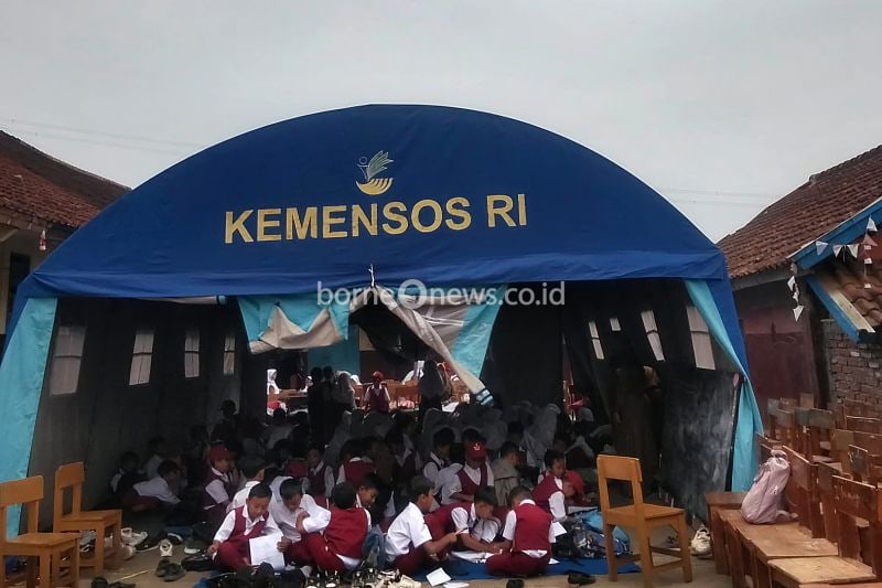 Kemensos Dirikan Sekolah Darurat untuk Penyintas Gempa Bandung