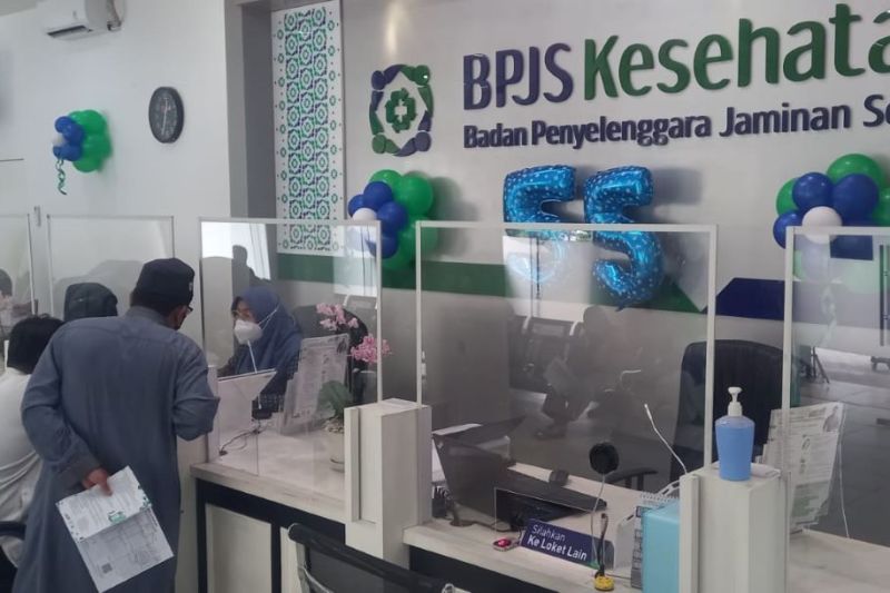 Ilustrasi - Sejumlah petugas front liner BPJS Kesehatan memberikan pelayanan kepada peserta BPJS Kesehatan di kantor Cabang BPJS Kesehatan Pekanbaru baru baru ini. ANTARA/Frislidia.