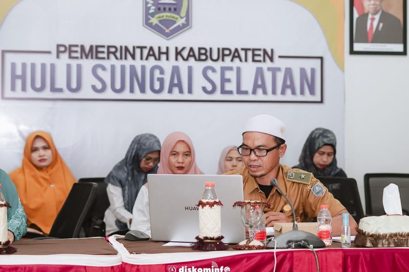 Kepala Desa Hamayung Yahya Rasya memaparkan materi Kasurga Badayung (Kader Asuh Balita Desa Hamayung) secara daring, di Media Center Setda, Kandangan, Hulu Sungai Selatan, Kalimantan Selatan, Selasa (24/9/2024). ANTARA/HO-Diskominfo HSS