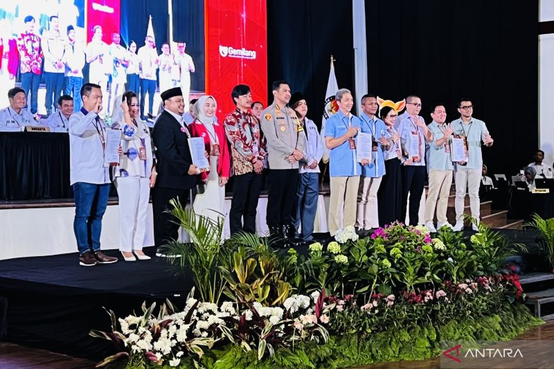 Kapolresta Bogor Kota Kombes Pol Bismo Teguh Prakoso (tengah) berfoto bersama lima paslon Wali Kota dan Wakil Wali Kota Bogor Pilkada 2024. ANTARA/Shabrina Zakaria.