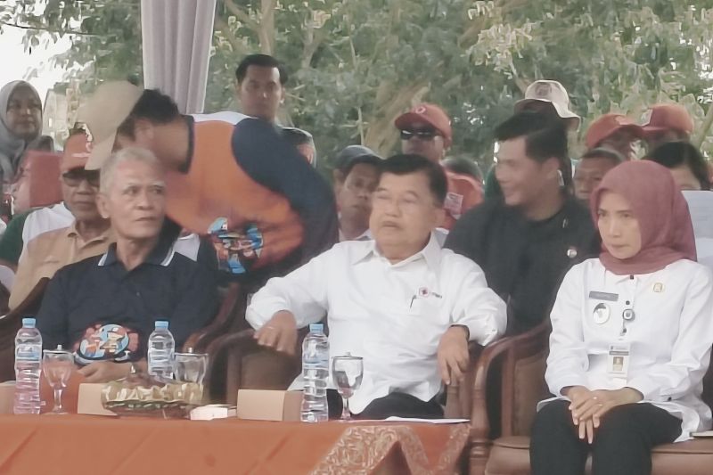 Ketua Umum PMI Pusat Jusuf Kalla saat membuka kegiatan latgab Sibat PMI tingkat nasional III 2024 di Kebumen, Jawa Tengah pada Selasa (24/9/2024). ANTARA/Aditya Rohman
