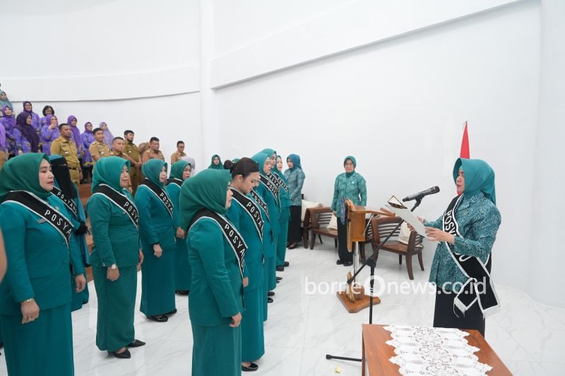 Ketua TP PKK Makassar Indira Yusuf Ismail mengukuhkan pembina kader posyandu 14 kecamatan di Makassar, Selasa (24/09/2024). ANTARA/HO-Humas Pemkot Makassar