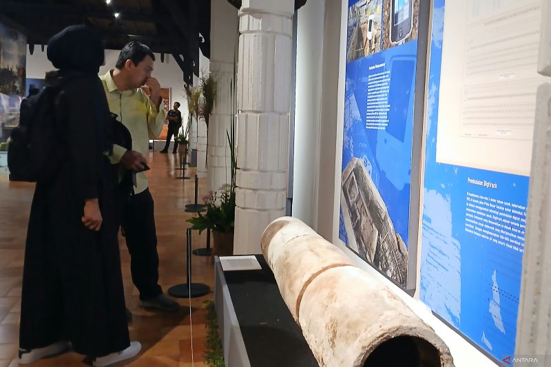 Pengunjung mengamati hasil temuan pipa saluran air di zaman VOC, Belanda yang ditemukan di bawah Jalan Pintu Besar Selatan di kedalaman rata-rata dua meter pada pembukaan Pameran "Jakarta dari Bawah Tanah" di Bentara Budaya Jakarta, Selasa (24/9/2024). (ANTARA/Lintang Budiyanti Prameswari)