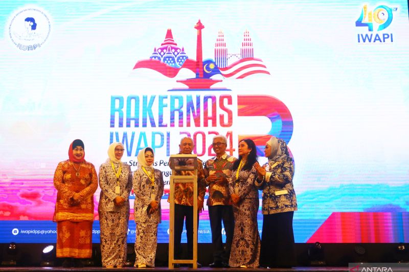Menkop UKM Dorong Iwapi Kembangkan Trading House di Malaysia