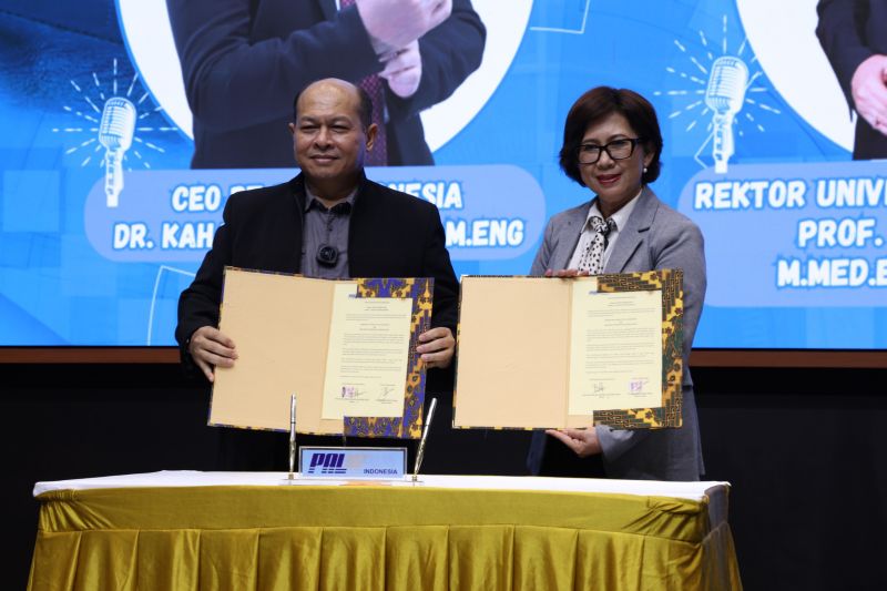 Direktur Utama PT PAL Indonesia Kaharuddin Djenod dan Rektor UGM Prof Ova Emilia menunjukkan dokumen kerja sama dua institusi di Fakultas Teknik UGM, Yogyakarta, Selasa (24/9/2024). ANTARA/HO-PT PAL Indonesia