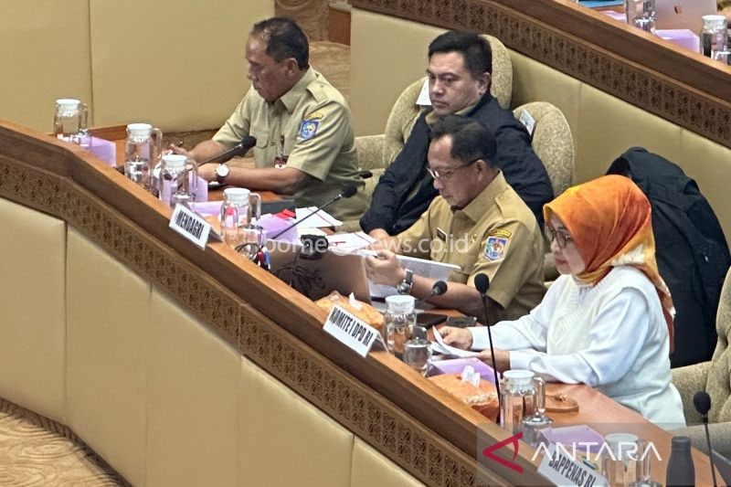 Mendagri Muhammad Tito Karnavian (kedua kanan) dalam rapat kerja bersama Komisi II DPR RI di kompleks parlemen, Senayan, Jakarta, Selasa (24/9/2024). ANTARA/Rio Feisal