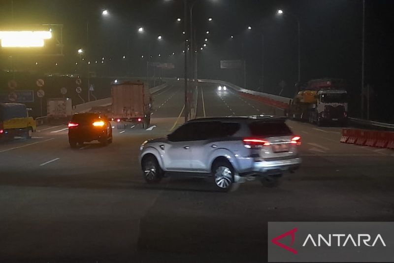 Kendaraan mulai memanfaatkan gerbang Tol Parungkuda, Tol Bocimi setelah kembali dioperasionalkan pada Selasa (24/9/2024) pukul 17.55 WIB. ANTARA/Aditya Rohman