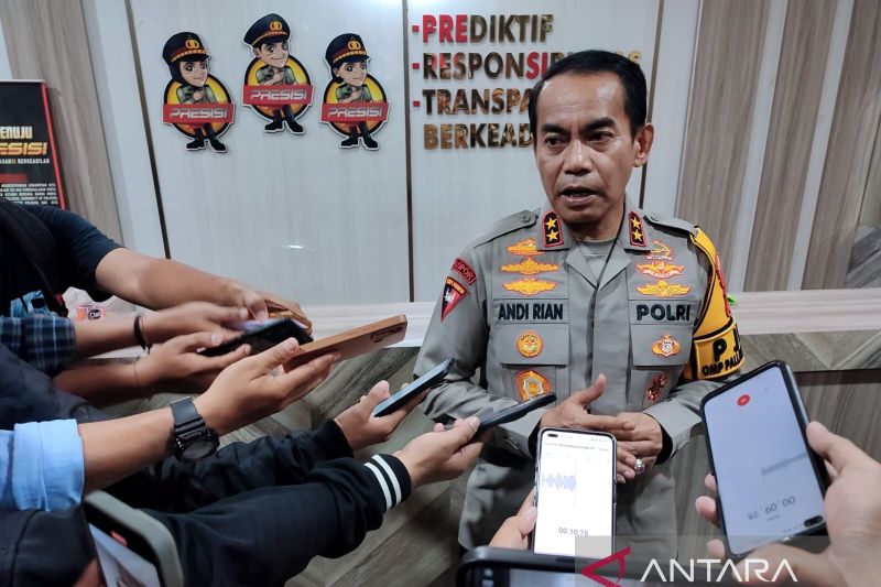 Kapolda Sulsel Irjen Pol Andi Rian R Djajadi menjawab pertanyaan wartawan di sela penyerahan personil Satgas PAMWAL VIP untuk pasangan calon gubernur dan wakil gubernur Sulsel di halaman Mapolda Sulawesi Selatan, Jalan Perintis Kemerdekaan Makassar, Selasa (24/9/2024) malam. ANTARA/Darwin Fatir