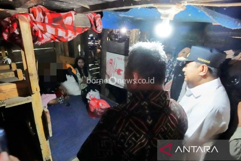 Direktur Jenderal Rehabilitasi Sosial Kementerian Sosial Supomo (kiri) dan Pj Gubernur Sulawesi Barat Bahtiar Baharuddin saat meninjau kondisi ODGJ berinisial LB di rumahnya di Kecamatan Balla, Kabupaten Mamasa, Sulawesi Barat, Selasa (24/9/2024). ANTARA/HO-Kemensos