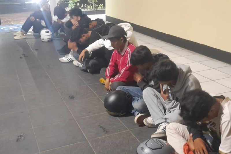 Belasan remaja yang mengaku sebagai The Jak Mania atau pendukung tim sepak bola Persija Jakarta yang ditangkap personel Satreskrim Polres Sukabumi Kota karena diduga melakukan perusakan rumah warga di Jalan Pajagalan, Kelurahan Nyomplong, Kecamatan Warudoyong, Kota Sukabumi, Jabar pada Selasa (22/9/2024). ANTARA/Aditya Rohman
