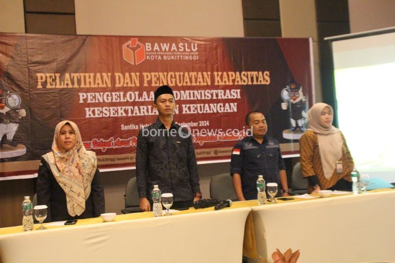 Komisioner Bawaslu Kota Bukittinggi bersama pemateri dari Badan Pengawasan Keuangan dan Pembangunan (BPKP) Provinsi Sumbar dalam kegiatan pelatihan penguatan kapasitas pengelolaan administrasi kesekretariatan keuangan, Selasa (24/9/2024). ANTARA/Al Fatah