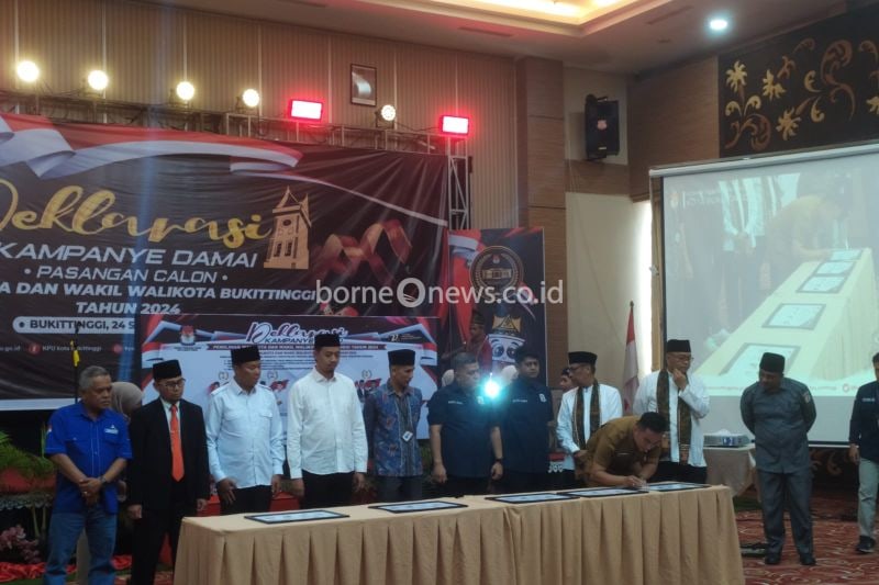 Para pasangan calon Pilkada Bukittinggi saat menandatangani deklarasi kampanye damai Pilkada 2024, Selasa (24/9/2024). ANTARA/Al Fatah