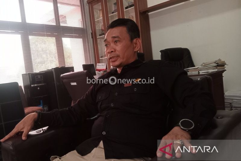 Ketua KPU Kota Cirebon Mardeko saat memberikan keterangan terkait persiapan kampanye di Kota Cirebon, Jawa Barat, Selasa (24/9/2024). ANTARA/Fathnur Rohman