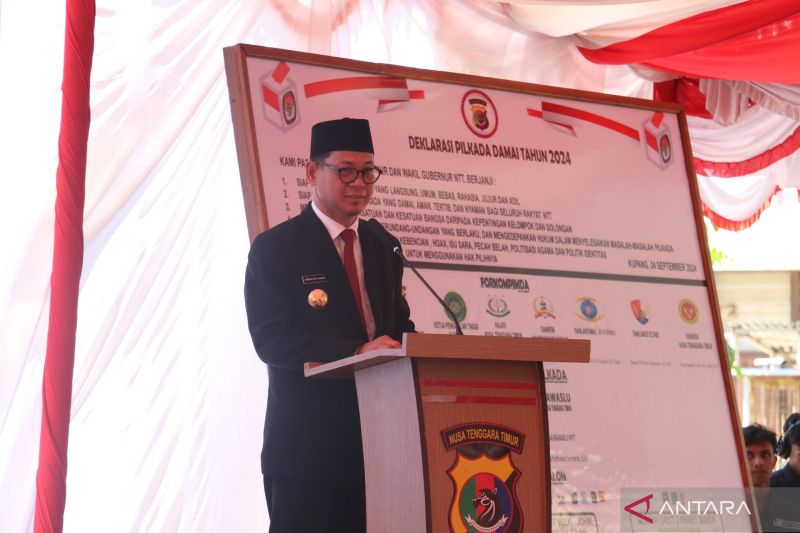 Penjabat Gubernur Nusa Tenggara Timur Andriko Noto Susanto saat memberikan kata sambutan dalam acara Deklarasi Pilkada Damai di Kupang, Selasa. ANTARA/Kornelis Kaha
