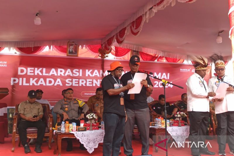 Paslon Bernard Boneftar-Eddy Waluyo (BERBUDI) dan Paslon Hermus Indou-Mugiyono (HERO) saat membacakan deklarasi kampanye damai di Kantor KPU Manokwari, Selasa (24/9/2024). ANTARA/Ali Nur Ichsan