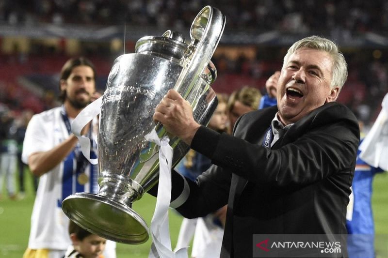 Carlo Ancelotti mengangkat trofi Liga Champions saat ia menjuarainya bersama Real Madrid untuk musim 2013/14 di Stadion da Luz, Lisabon, Portugal, pada 24 Mei 2014. (ANTARA/AFP/Franck Fife) (ANTARA/AFP/Franck Fife)