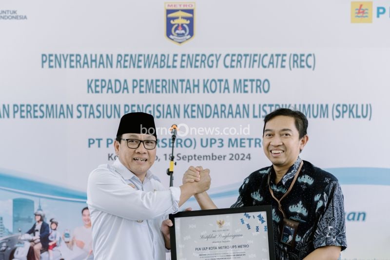 General Manager PLN UID Lampung Sugeng Widodo (kanan) saat menerima penghargaan dari Pemkot Metro. ANTARA/HO-Humas PLN