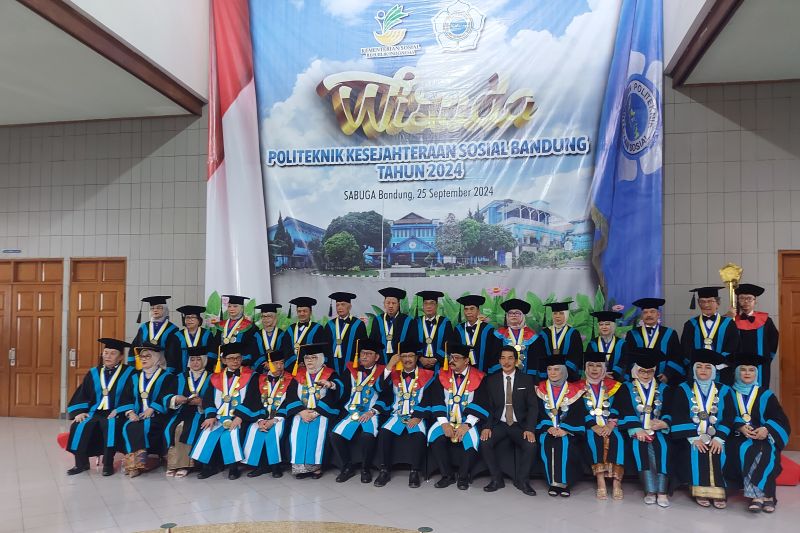Kunjungan Menteri Sosial ke Korban Gempa Bandung Pasca Bencana