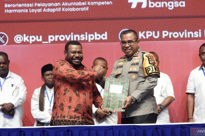 Ketua KPU Andarias Kambu bersama Kapolda Papua Barat Irjen Pol Jonny Edison Isir saat rapat pleno penetapan nomor urut pasangan calon gubernur dan wakil gubernur Provinsi Papua Barat Daya di Kota Sorong, Senin (24/9/2024). ANTARA/Yuvensius Lasa Banafanu