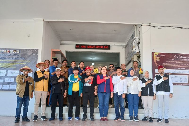 KPU Kabupaten Donggala saat melaksanakan deklarasi kampanye damai bersama lima paslon bupati dan wakil bupati pada pelaksanaan Pilkada 2024. ANTARA/MOH SALAM