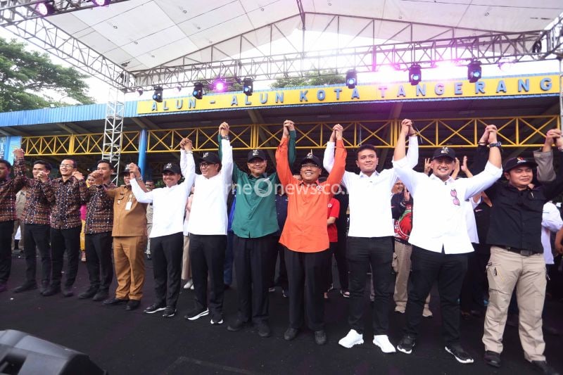 Tiga pasangan calon Wali Kota dan Wakil Wali Kota Tangerang, yakni pasangan Faldo Maldini - Fadlin Akbar dengan nomor urut satu, pasangan Ahmad Amarullah - Bonnie Mudfizar nomor urut dua dan pasangan Sachrudin -Maryono nomor urut tiga berpegangan tangan saat melaksanakan deklarasi damai di Lapangan Ahmad Yani, Kota Tangerang, Selasa (24/9/2024). ANTARA/Irfan