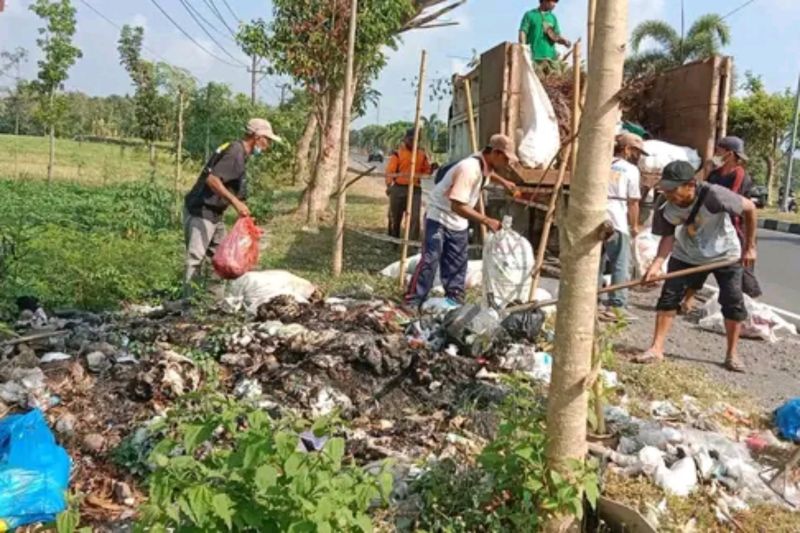 Persiapan MotoGP 2024, Pemkab Lombok Tengah Bersihkan Sampah