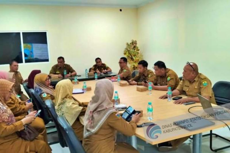 Sekretaris Daerah Kabupaten Buol Dadang saat memimpin rapat evaluasi capaian imunisasi polio di daerah itu, Rabu (25/9/2024). ANTARA/HO-DISKOMINFO BUOL.