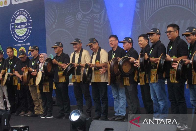 Direktur PT Pupuk Indonesia Rahmad Pribadi (tengah) memukul rapai saat membuka Jambore Makmur yang diikuti 500 petani milenial di Aceh Besar. ANTARA/M Haris SA