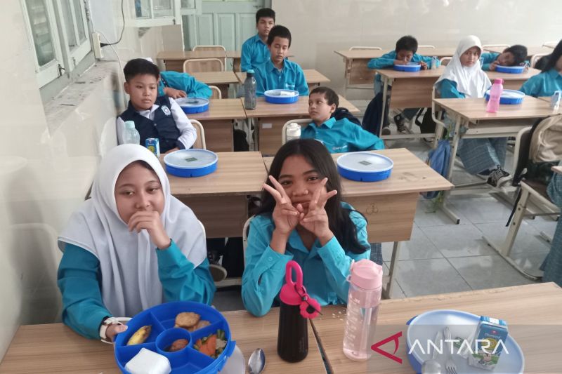 Pelajar menunjukkan paket menu untuk uji coba program Makan Bergizi Gratis (MBG) di SMP Negeri 1 Cirebon, Jawa Barat, Rabu (25/9/2024). ANTARA/Fathnur Rohman