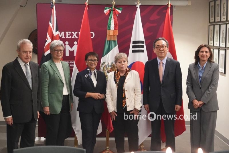 Menteri Luar Negeri (Menlu) RI Retno Marsudi (ketiga dari kiri) bersama para menteri luar negeri dari negara-negara MIKTA dalam Pertemuan Tingkat Menteri Luar Negeri MIKTA di sela-sela Sidang Majelis Umum PBB di New York, Selasa (24/9/2024). ANTARA/HO-Kemlu RI.