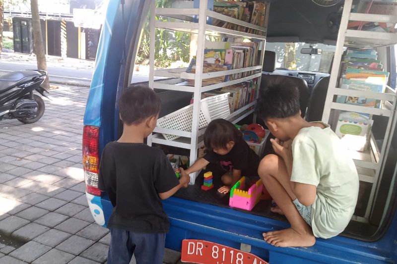 Ilustrasi - Sejumlah anak mendatangi layanan perpustakaan keliling di salah satu sudut Taman Udayana Kota Mataram, Provinsi Nusa Tenggara Barat. ANTARA/Nirkomala